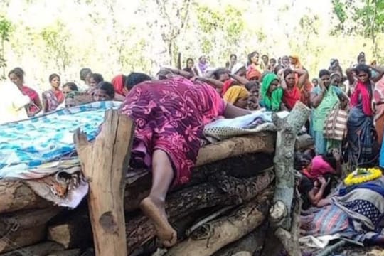 शहीद पतीच्या चितेवर झोपली पत्नी 