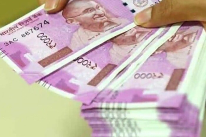 फिनकेअर स्मॉल फायनान्स बँक ज्येष्ठ नागरिकांना 1000 दिवसांत मॅच्योर होणाऱ्या एफडीवर 9.01 टक्के व्याजदर मिळवू शकतात. इतरांसाठी, त्याच कालावधीसाठी व्याज दर 8.41 टक्के ठरवण्यात आलाय.
