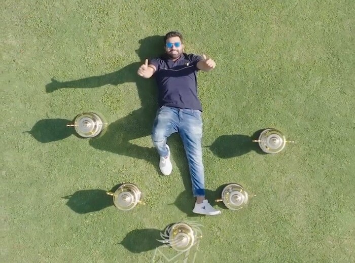 वाढदिवसानिमित्त रोहित शर्माने वानखेडे स्टेडीयमवर एक फोटो शूट केले असून सध्या हे फोटोस सोशल मीडियावर व्हायरल होत आहेत. 