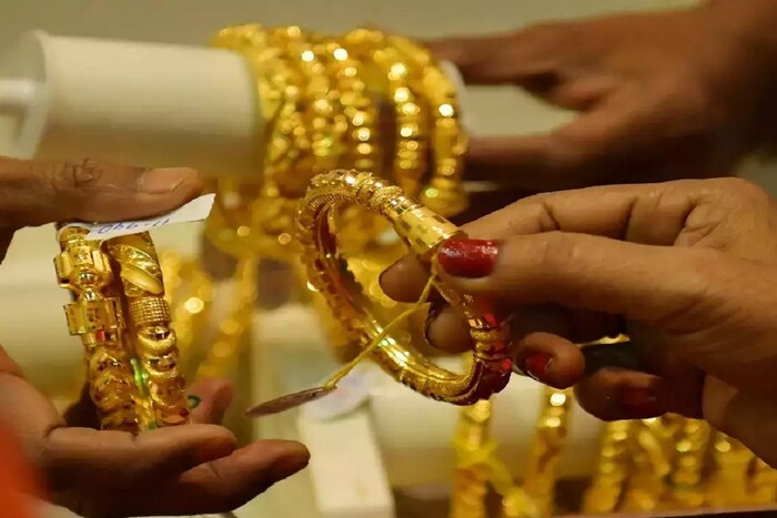 सोन्याला गंज चढत नाही. सोन्यामध्ये लोखंडासारख्या इतर धातूंप्रमाणे ऑक्सिडायझेशन करण्याची प्रवृत्ती नसते. फॅशन, डेकोरेशनपासून ते इंडस्ट्रियल कामातही त्याचा वापर होतो.