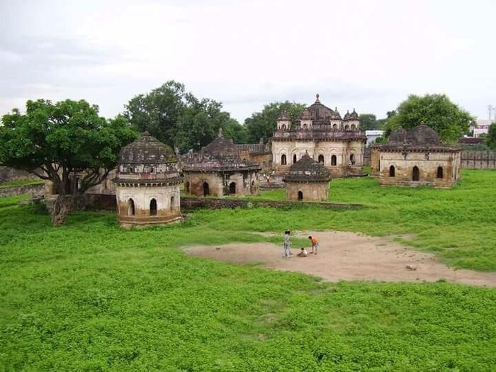 चंद्रपूर येथील गोंडराजे राजा बिरशहा यांच्या निधनानंतर 'राणी हिराई' ने बांधलेली सुंदर वास्तू चंद्रपूरातून वाहणाऱ्या झरपट नदीच्या तीरावर आहे. एखाद्या राणीने राजाच्या आठवणीखातीर बांधलेली एक अप्रतिम वस्तू कलेचा हा नमुना आवर्जून बघण्याजोगा आहे. येथे जवळच चंद्रपूर येथील भुईकोट किल्ला आहे.