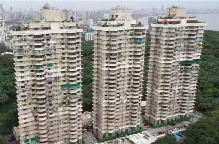 ग्रँड पारडी टावर्स - मुंबईतील उच्चभ्रू लोकांची ग्रँड पॅराडी टावर्स इमारत ओळखली जाते. या टावर्समध्ये 8 व्या मजल्यावर अनेकांचे मृत्यू झाले आहे. तर काही जणांनी आत्महत्या केल्या आहे. 2004 पासून आतापर्यंत 20 जणांनी याच 8 व्या मजल्यावरून आत्महत्या केल्या आहेत. एवढंच नाहीतर एका जोडप्याने आणि त्याच्या मुलाने याच 8 व्या मजल्यावरून उडी मारून जीवन संपवलं आहे. तर एका वृद्धाने सुद्धा याच मजल्यावरून आत्महत्या केली होती. तेव्हापासून या इमारतीत 8 व्या मजल्यावर कुणीही फ्लॅट घेण्याची हिंमत करत नाही. 