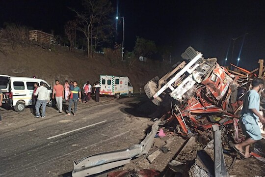 पुणे-सातारा हायवेवर ट्र्क आणि 'ट्रॅव्हल्सचा भीषण अपघात; 4 ठार, 15 जखमी