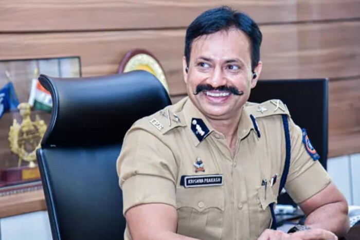 IPS ऑफिसर्स म्हंटलं की आपल्या डोळ्यांसमोर येतात उपासक क्रॅक करणारे आणि हुशार काही ऑफिसर्स. पण आज आम्ही तुम्हाला अशा एका IPS ऑफिसरबद्दल सांगणार आहोत ज्यांचं नाव चक्क 'गिनीज बुक ऑफ वर्ल्ड रेकॉर्ड' मध्ये सामील झालंय. तसंच त्यांनी जो रेकॉर्ड केलाय तो वाचून तुम्हीही थक्क व्हाल. त्यांनी अजून एक कारनामा केलाय जाणून घेऊया त्याबद्दल. 