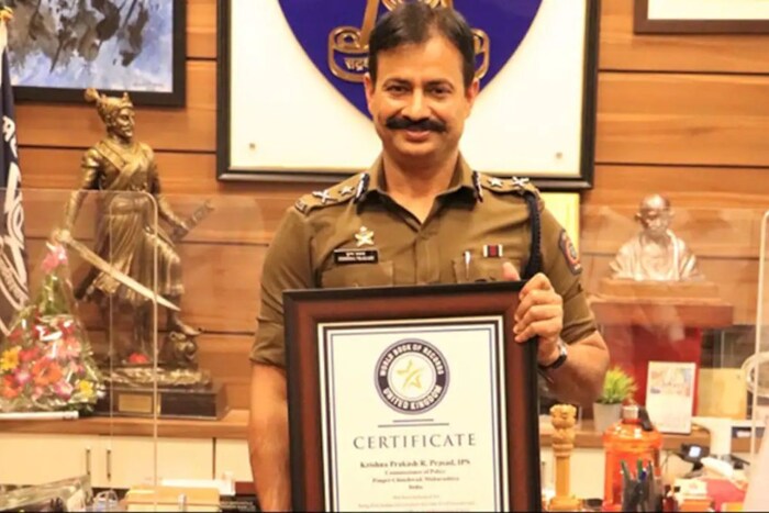 आयर्न मॅन या नावाने प्रसिद्ध असलेल्या आयपीएस यांनी बुडण्यापासून बचाव करण्याच्या जनजागृती मोहिमेअंतर्गत ही पोहणे केली आहे. त्याने 16.20 किमीचा प्रवास 5 तास 26 मिनिटांत पूर्ण केला. आयपीएस कृष्ण प्रकाश यांचे शिक्षण आणि कौटुंबिक पार्श्वभूमी जाणून घेऊया.