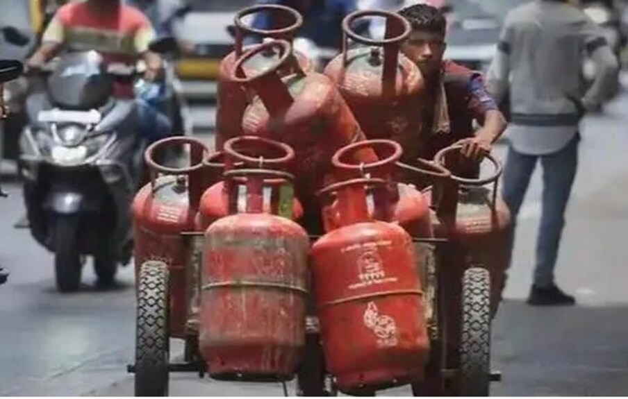 सरकारने मार्चमध्ये कमर्शियल गॅसच्या किमती 350 रुपयांनी वाढवल्या होत्या आणि आता त्यातून 92 रुपयांनी कपात करण्यात आली आहे. व्यावसायिक गॅस सिलेंडरमध्ये एलपीजीचे वजन 19 किलो असते.