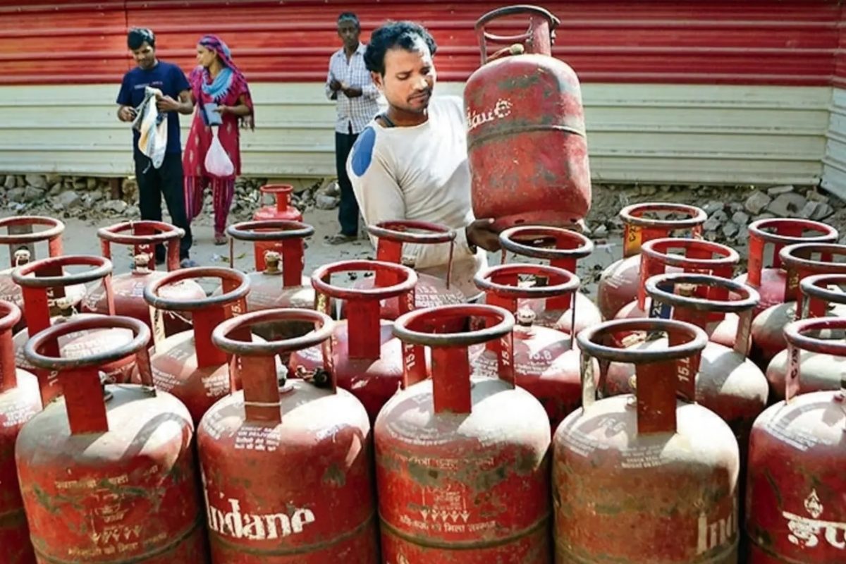 आर्थिक वर्षाच्या पहिल्या दिवशी मोठा दिलासा, LPG सिलिंडरच्या दरात कपात, जाणून घ्या नवे दर