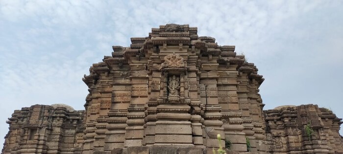 अमरावती जिल्ह्यातील दर्यापूरपासून 12 किलोमीटर अंतरावर पूर्णा नदीच्या काठी हे लासूरचे शिवमंदिर आहे. हे मंदिर हेमाडपंथी प्राचीन कलेचा अप्रितम नमुना आहे. 12 व्या शतकात बांधलेले हे शिवमंदिर आनंदेश्वर मंदिर या नावाने ओळखले जाते.