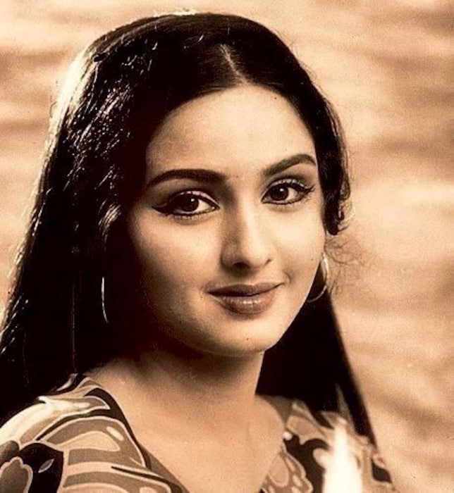 सिद्धार्थ बांदोडकर हे उद्योगपती होते. 1975 मध्ये त्यांनी लीनाशी लग्न केले. लग्नानंतर काही दिवसातच त्यांचा अपघात झाला. रिपोर्ट्सनुसार, तो रिव्हॉल्व्हर साफ करत असताना त्याने चुकून स्वतःवर गोळी झाडली. सुमारे 11 महिने त्यांच्यावर उपचार करण्यात आले, परंतु त्यांना वाचवता आले नाही आणि लीना चंदावरकर वयाच्या 25 व्या वर्षी विधवा झाल्या.