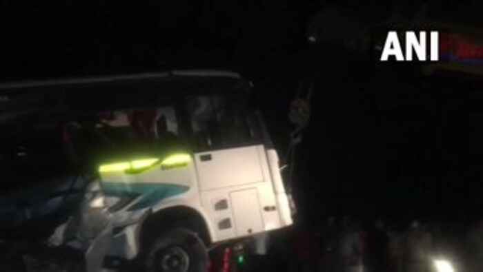 या अपघाताची माहिती पोलिसांना मिळताच ते घटनास्थळी दाखल झाले. त्यांनी जखमींना तातडीने रुग्णालयात दाखल केलं. तर ट्रक बाजूला काढून मृतदेह बाहेर काढण्यात आले. 