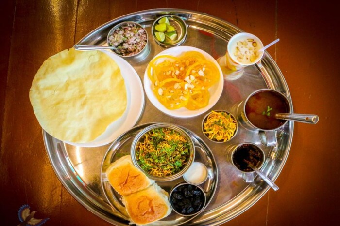 खवय्यांचं माहेरघर म्हणून नाशिक शहर प्रसिद्ध आहे. येथील मिसळ जगभर प्रसिद्ध आहे. नाशिकमध्ये आल्यावर अनेकजण मिसळ नक्की खातात. नाशिक शहरातील सर्वात फेमस मिसळ कोणत्या आहेत ते पाहूया