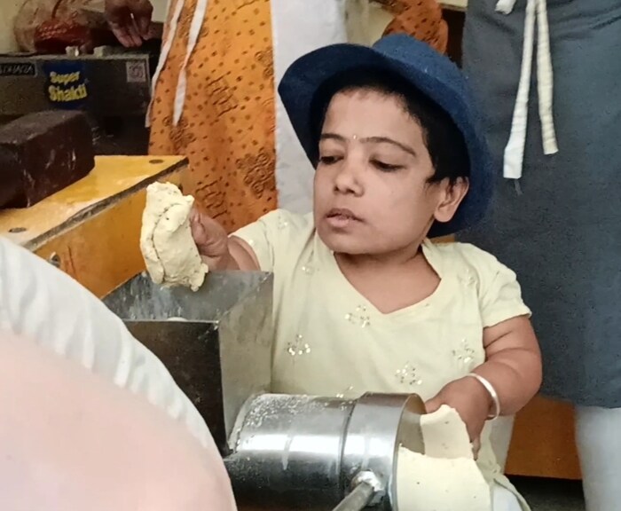 उंची कमी असली म्हणून काय झालं,माणसाच्या मनात काम करण्याची जिद्द आणि चिकाटी जर असेल तर आयुष्यात काहीच कमी पडू शकत नाही, हा संदेश पूजानं दिला आहे.