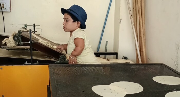 'मला बँकेत नोकरी करण्याची इच्छा होती. त्यासाठी अनेक परीक्षा दिल्या पण त्यामध्ये यश मिळालं नाही,' असं पूजानं सांगितलं.