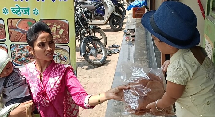 पूजाची बोटं लहान असल्यानं तिला टायपिंग करता येत नसे. त्यामुळे नोकरीसाठी परीक्षा न देता व्यवसाय करण्याचं पूजानं ठरवलं.