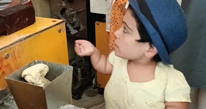 पूजानं बँकेकडून कर्ज घेऊन,पापड,कुरडई, शेवई तयार करण्याचे मशीन घेतले आणि व्यवसायाला सुरुवात केली. या व्यवसायात तिचा चांगला जम बसला आहे.
