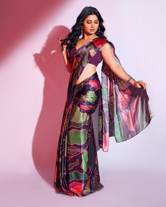  प्राजक्ता साडी प्रेमी आहे हे सर्वांनाच माहिती आहे. त्याच साड्यांना लेटेस्ट टच देऊन त्यावर ट्रेंडी सिव्हलेस ब्लाऊज कॅरी प्राजक्तानं हटके फोटोशूट केलंय.