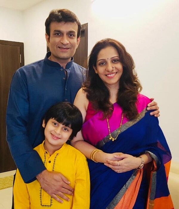  अभिनेत्री मधुरा वेलणकर ही त्यांची सून आहे. मधुरा ही ज्येष्ठ अभिनेते प्रदीप वेलणकर यांची लेक आहे. 