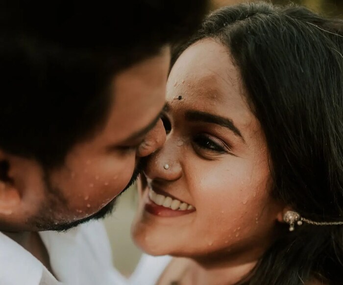 ती पुढे म्हणाली कि, 'पण अफेअर करायचं नाही म्हणजे लगेच लग्न करायचं असा काही विचार नव्हता. कारण मला त्याआधी खूप अनुभव आले होते. ते कसे अनुभव असतील याचा अंदाज तुम्ही लावू शकता. त्यामुळे लगेच लग्न करायच नाही असं ठरवलं.'