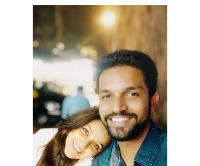 अपूर्वाच्या भावाचं ओंकार नेमळेकरचं हृदयविकाराच्या झटक्याने निधन झाल्याची माहिती आहे. अपूर्वाने सोशल मीडियावर पोस्ट शेअर करत चाहत्यांना ही दुःखद बातमी दिली आहे. 
