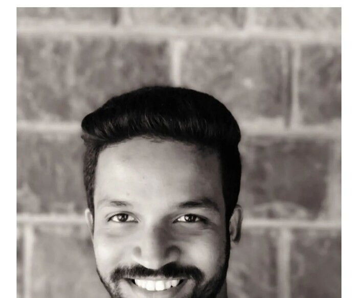 अपूर्वाने या पोस्टमध्ये म्हटलंय कि, 'माझा प्रिय भाऊ, शांतपणे विश्रांती घे. आयुष्यात कधी कधी नुकसान होते. ते असं असत कि कधीही बदलले जाऊ शकत नाहीत. तुला गमावणे ही मला जगण्याची सर्वात कठीण गोष्ट आहे.'