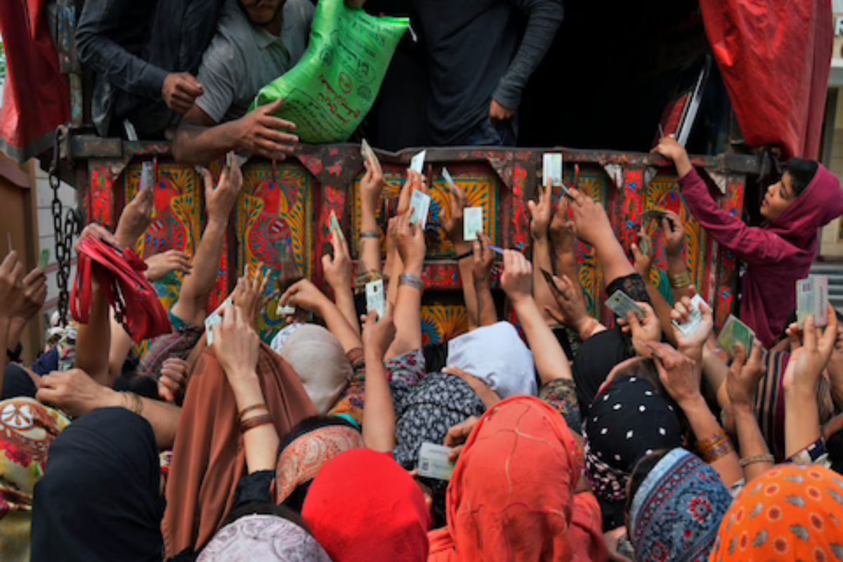 पाकिस्तानात भयानक स्थिती; मोफत पिठासाठी जीव गमवायलाही तयार? 11 जणांचा मृत्यू