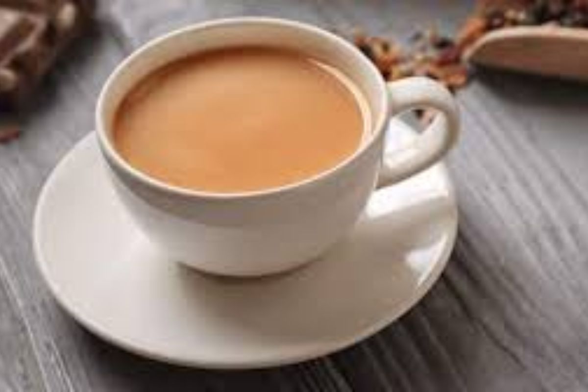 देशात खूप सारे चहाप्रेमी आहेत. अनेकांच्या दिवसाची सुरुवात आणि शेवटही चहापासून होतो. 