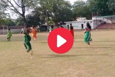 साडी नेसून महिला उतरल्या मैदानात, फूटबॉल खेळतानाचा हटके Video व्हायरल