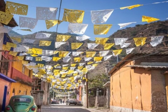 या गावातील लोकांकडे आलिशान बंगले, वाहने, हेल्कॉप्टर देखील आहे.