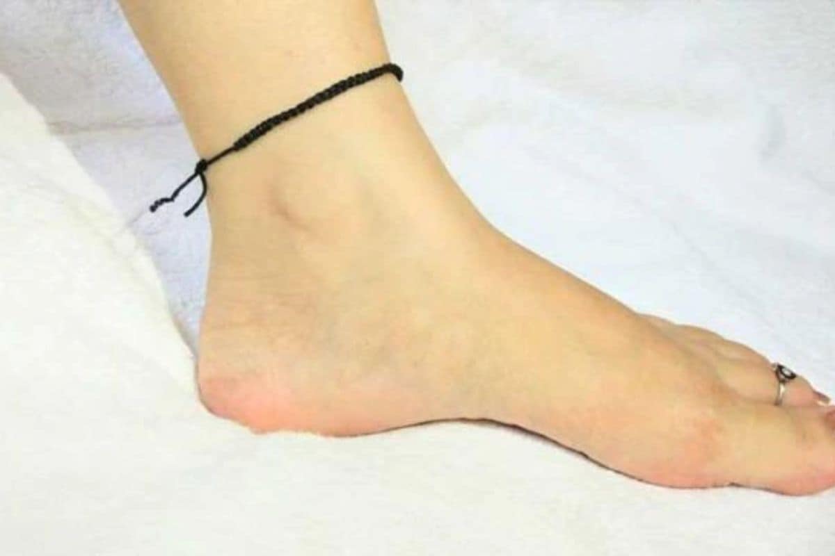 हातात की पायात कुठे बांधायचा काळा दोरा? काय आहेत फायदे News18 लोकमत