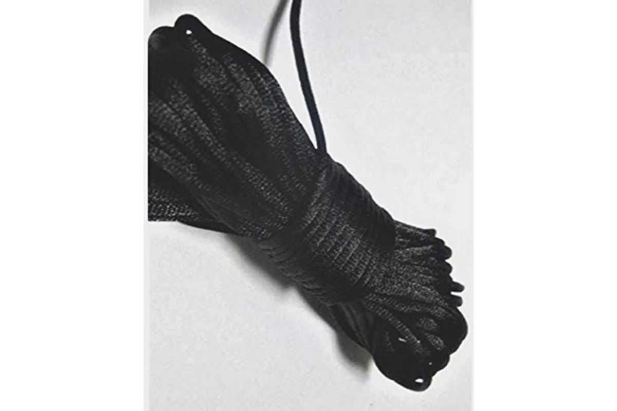 बरेच लोक आपल्या हातात किंवा पायामध्ये काळा दोरा बांधतात. 