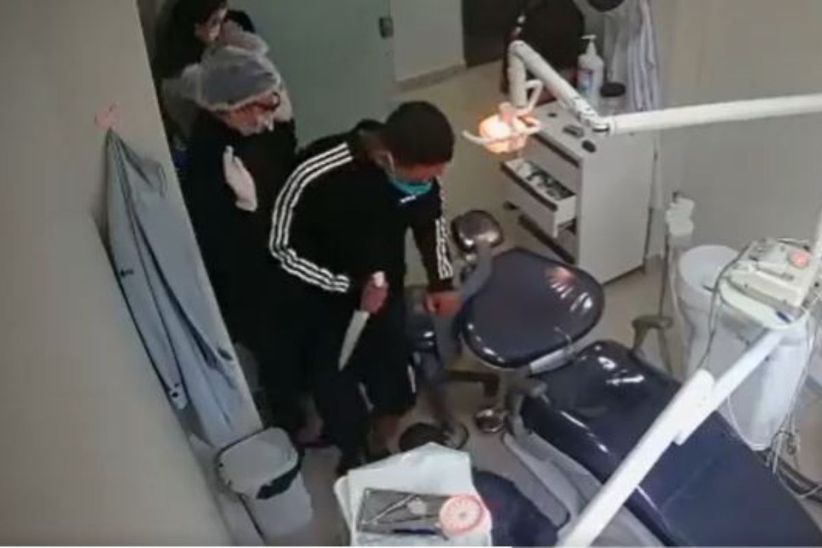 क्लिनीकमध्ये शिरले सशस्त्र चोर; रुग्णाने फिल्मी हिरोप्रमाणे घडवली अद्दल, व्हायरल होतोय घटनेचा VIDEO