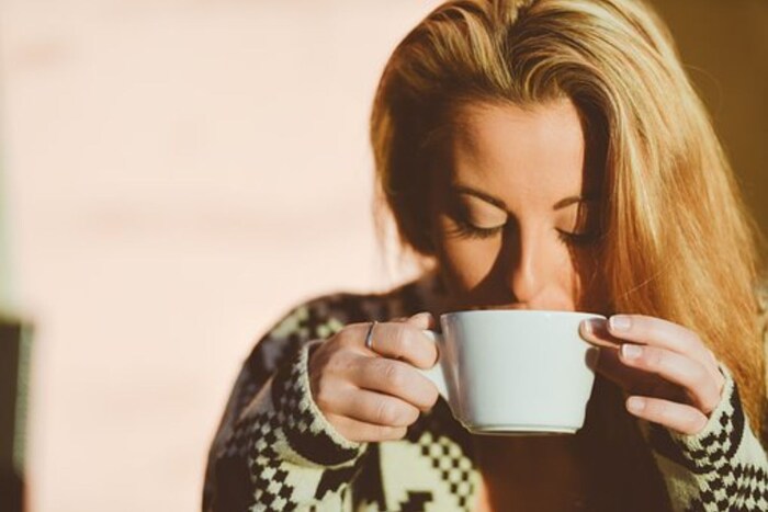 उन्हाळा सुरु आहे आणि म्हणतात की गरमीमध्ये कॉफी पिणं आरोग्यासाठी चांगलं नाही. 