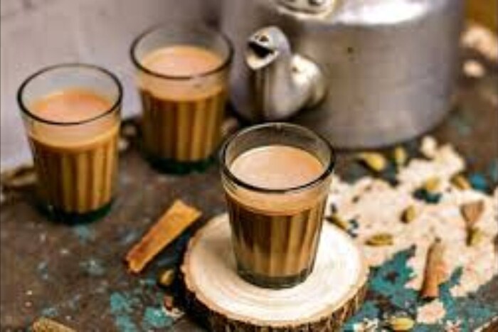 ज्यामध्ये असं म्हटलं आहे की चहा प्यायल्याने आपल्या रंगावर परिणाम होत नाही. त्यापेक्षा आपण योग्य प्रमाणात चहा प्यायलो तर आपल्या शरीरातील घाण निघून जाते. 