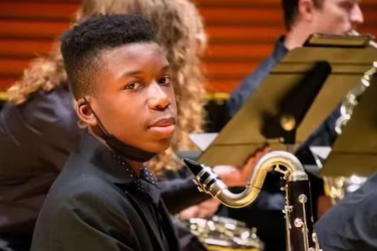 चुकीची डोअरबेल वाजवल्यानंतर दोन गोळ्या झाडल्या गेलेल्या एका कृष्णवर्णीय किशोरवयीन मुलाला व्हाईट हाऊसमध्ये येण्याचं आमंत्रण