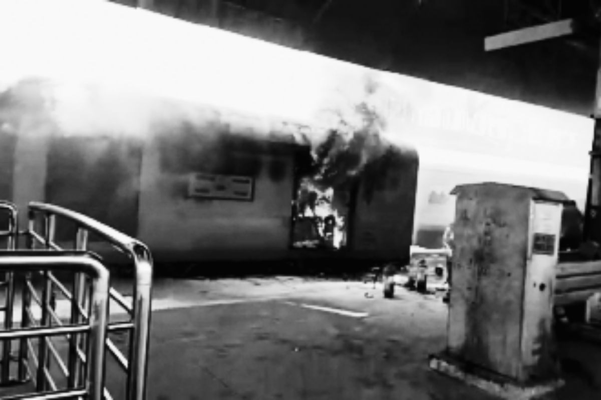 धक्कादायक! ट्रेनमध्ये चढण्यावरून वाद, माथेफिरूने सहप्रवाशांनाच पेटवलं; तिघांचा मृत्यू, 9 जखमी