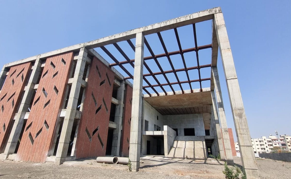 2 अल्पवयीन पोरांनी 17 वर्षांच्या मुलीला छळलं, तिने पोलिसांकडे धाव घेतली अन् घडलं भयंकर