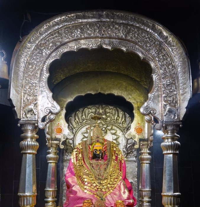 तुळजाभवानी मातेचं हे रुप पाहण्यासाठी आणि तिच्या दर्शनासाठी भाविकांनी आज मंदिरात गर्दी केली आहे. 