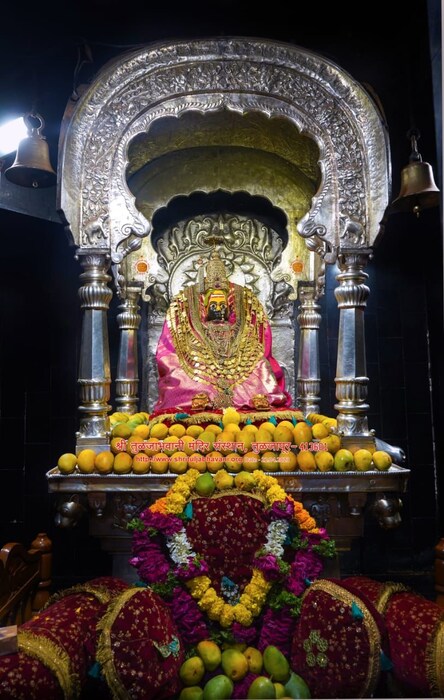 बालाजी निरफळ, धाराशिव :  अक्षय्य तृतीयाच्या निमित्ताने महाराष्ट्राची कुलस्वामिनी आई तुळजाभवानी देवीला शिवकालीन दागिन्यांचा साज चढवण्यात आला. 