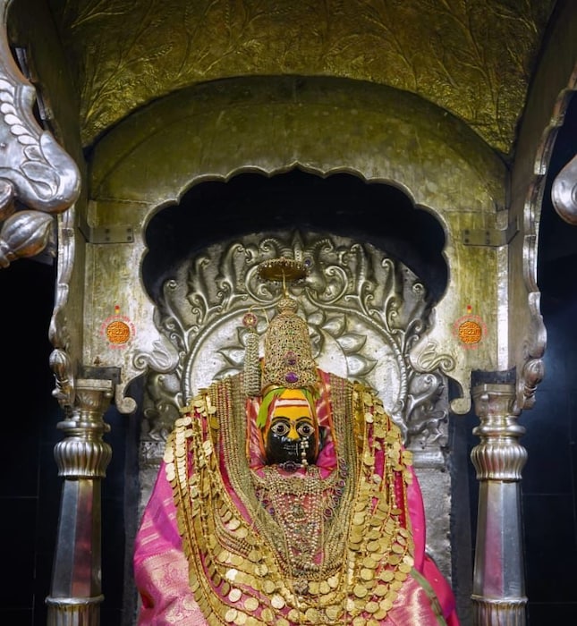 देवीच्या मुर्तीसमोर आंबा आणि इतर फळांची आरास मांडण्यात आली.
