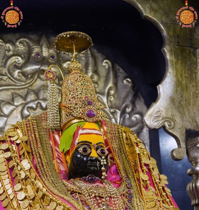 देवीला शिवकालीन दागिन्यांचा पेहराव घालण्यात आला आहे. 