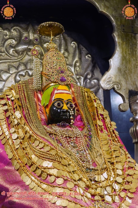  आज तुळजाभवानी देवीच्या दर्शनासाठी मोठ्या संख्येने भाविकांनी दर्शनासाठी गर्दी केली आहे.