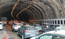 लाँग विकेंडने मुंबई-पुणे एक्सप्रेस वेवर ट्राफिक जाम, 5-6 किमी वाहनांच्या रांगा