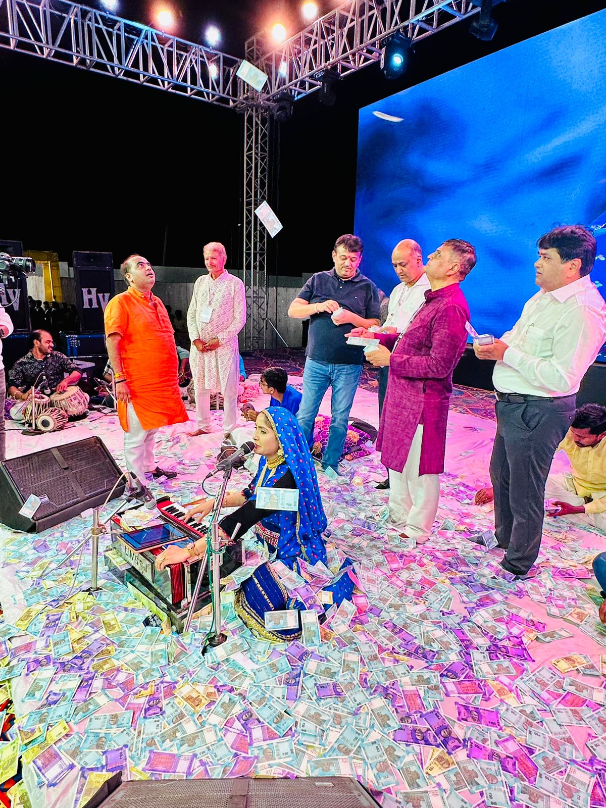 कच्छमधील रापरमध्ये गीता रबारीच्या लोक डायरामध्ये 4 कोटी 50 लाख रुपये जमा झाले. लोक डायरामध्ये गीता रबारी यांनी रात्रभर गीत सादर केले. गीता रबारी यांना कच्छची कोकिळा म्हणून ओळखले जाते. या कार्यक्रमात लोक हातात नोटांचे बंडल घेऊन आले आणि त्यांनी गीता रबारी यांच्यावर करोडोच्या नोटांचा वर्षाव केला.