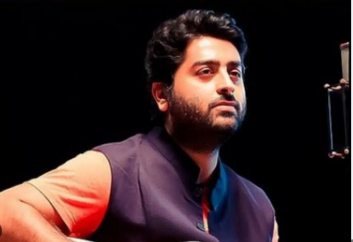 अरिजीत सिंगने रुपरेखासोबत घटस्फोट घेतल्यानंतर आपली बालपणीची मैत्रीण कोयल रॉयसोबत लग्न केलं आहे. कोयलचंसुद्धा हे दुसरं लग्न आहे. गायकाने बरेच दिवस आपलं दुसरं लग्न लपवून ठेवलं होतं. 
