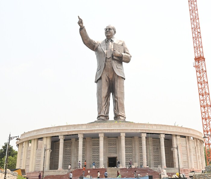 तेलंगणा सरकारने डॉ. बाबासाहेब आंबेडकर यांचा 125 फूट उंच पुतळा तयार केला आहे. मुख्यमंत्री के. चंद्रशेखर राव आणि आंबेडकर यांचे पणतू प्रकाश आंबेडकर यांच्या हस्ते आज पुतळ्याचे अनावरण होणार आहे. 