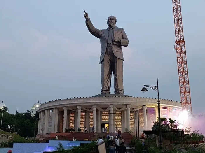या पुतळ्याच्या पायथ्याची उंची 50 फूट तळमजल्यावर 172 फूट व्यास आहे. टेरेसवर 74 फूट व्यास आहे तर खालच्या तळमजल्यामध्ये 2066 sq.ft बिल्ट अप एरिया आहे. 