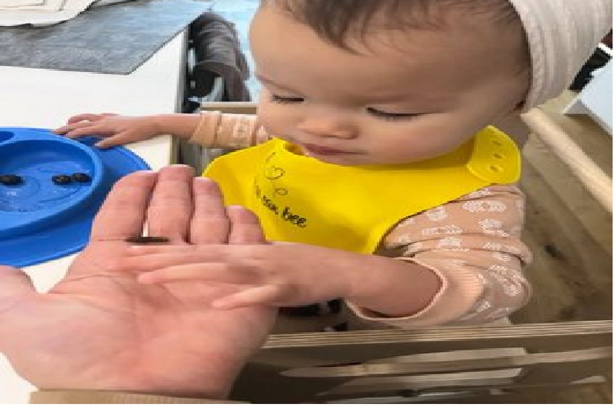 चिमुकल्याला आई देते विचित्र खाणं