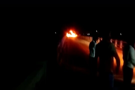 डिझेल टँकरला ट्रकने दिली धडक, पुलावरच उसळला आगडोंब, 3 जण जखमी, VIDEO