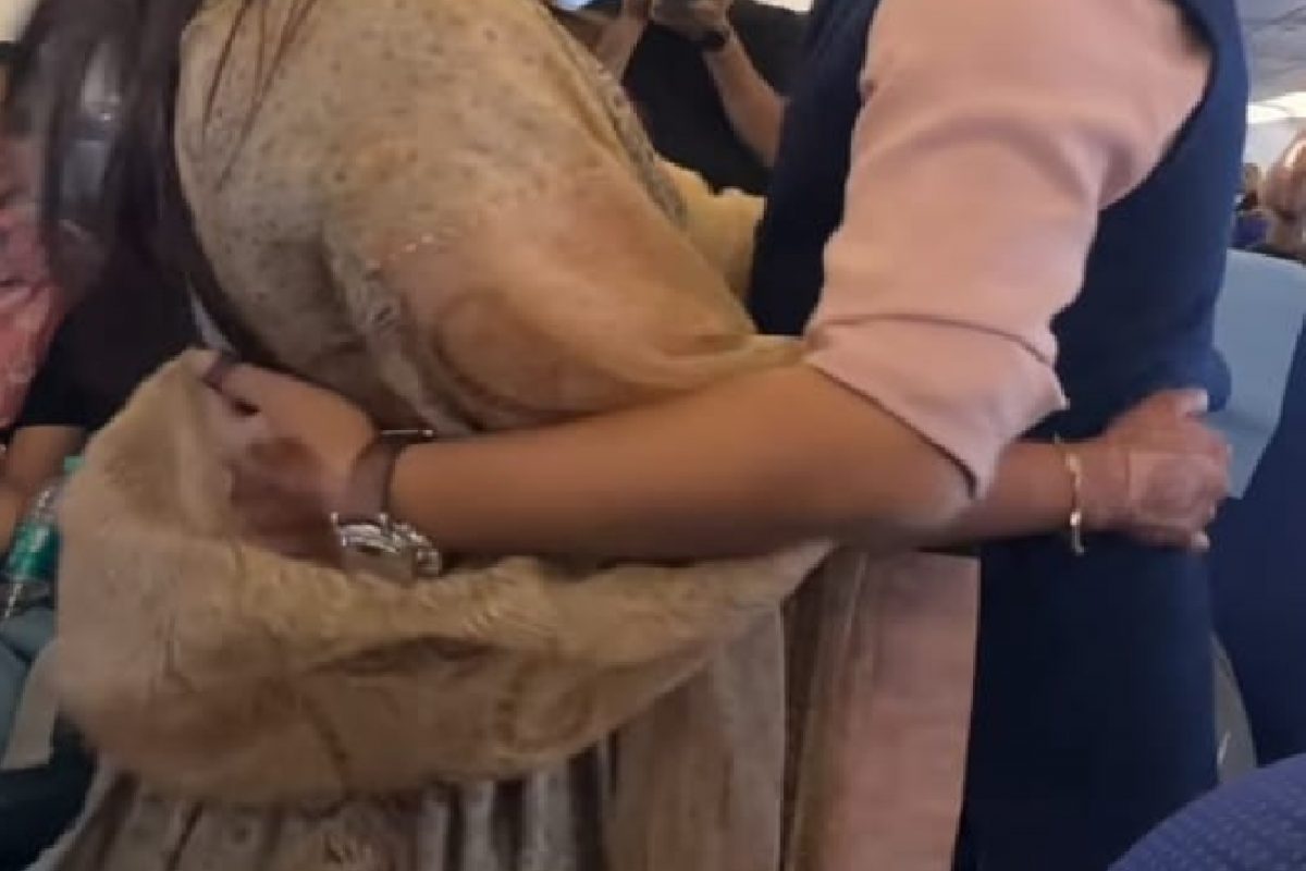 नवरा-नवरीचं विमानात असं कृत्य.