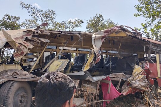 Big Breaking : ST चा भीषण अपघात, महिला कंडक्टरचा जागीच मृत्यू; 20 ते 22 प्रवासी गंभीर जखमी
